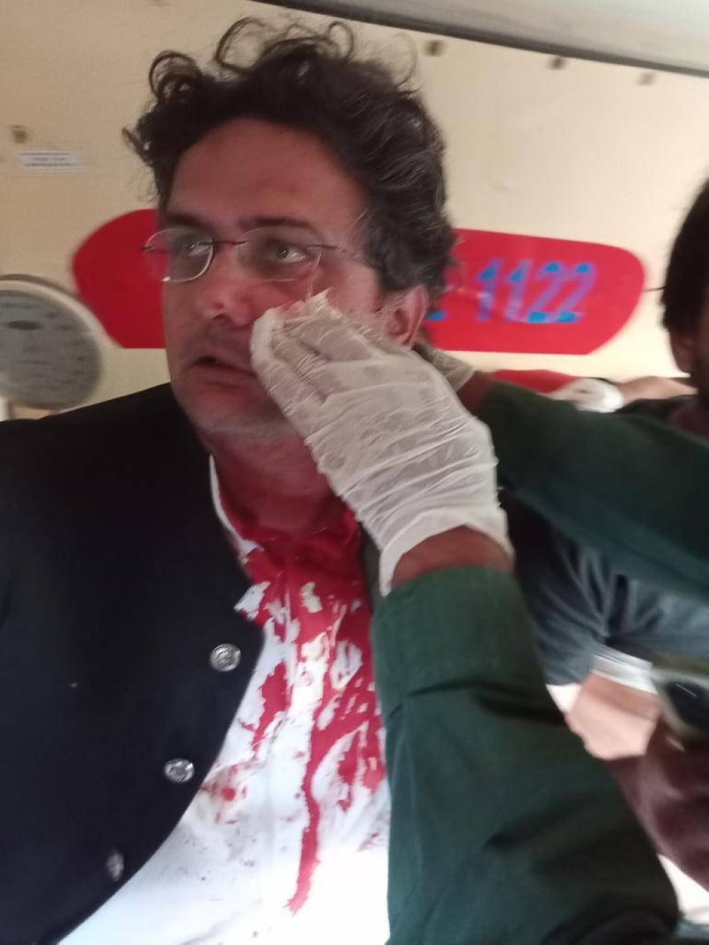 شاهد.. لحظة إصابة السيناتور فيصل جاويد والدماء تغطي ملابسه أثناء محاولة اغتيال عمران خان