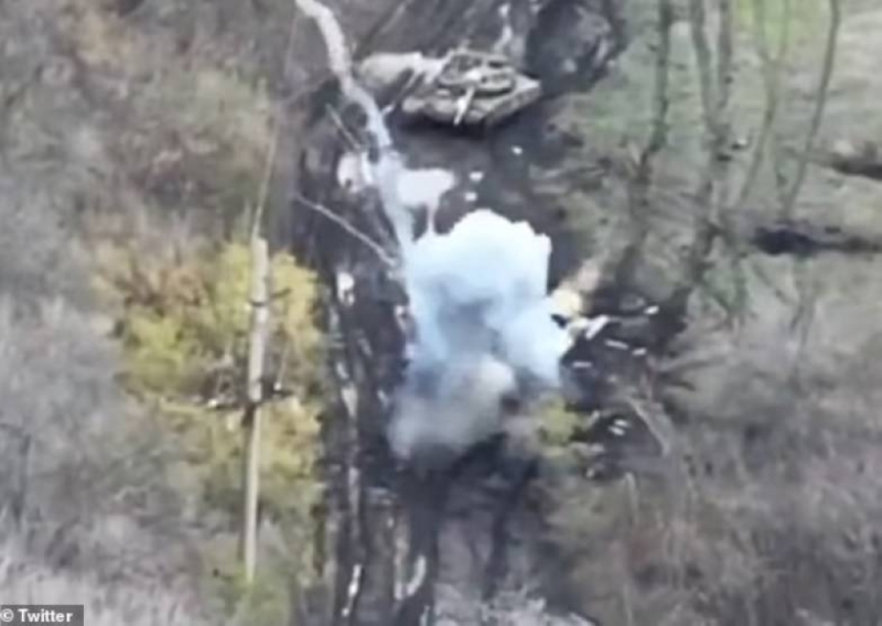 شاهد.. جندي أوكراني يفاجئ دبابة روسية بصاروخ موجه ويدمرها