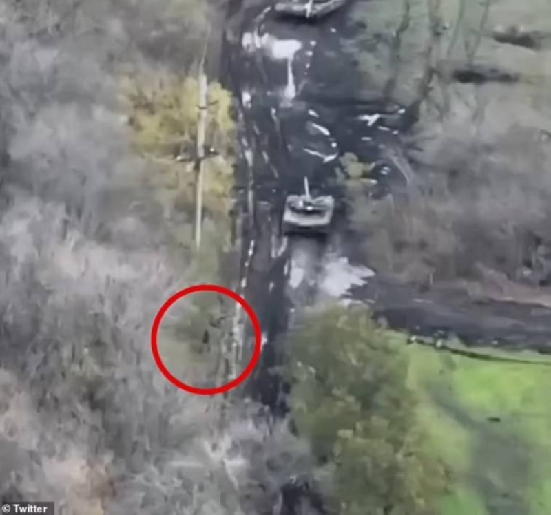 شاهد.. جندي أوكراني يفاجئ دبابة روسية بصاروخ موجه ويدمرها