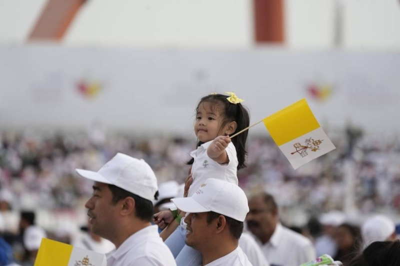 البحرين.. شاهد : 30 ألف شخصاً يشاركون في قداس يترأسه البابا فرنسيس