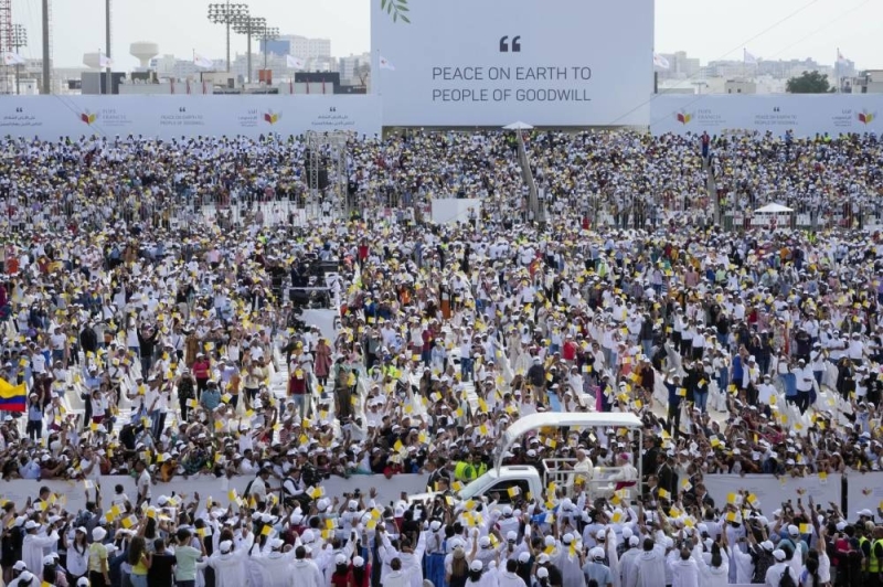 البحرين.. شاهد : 30 ألف شخصاً يشاركون في قداس يترأسه البابا فرنسيس