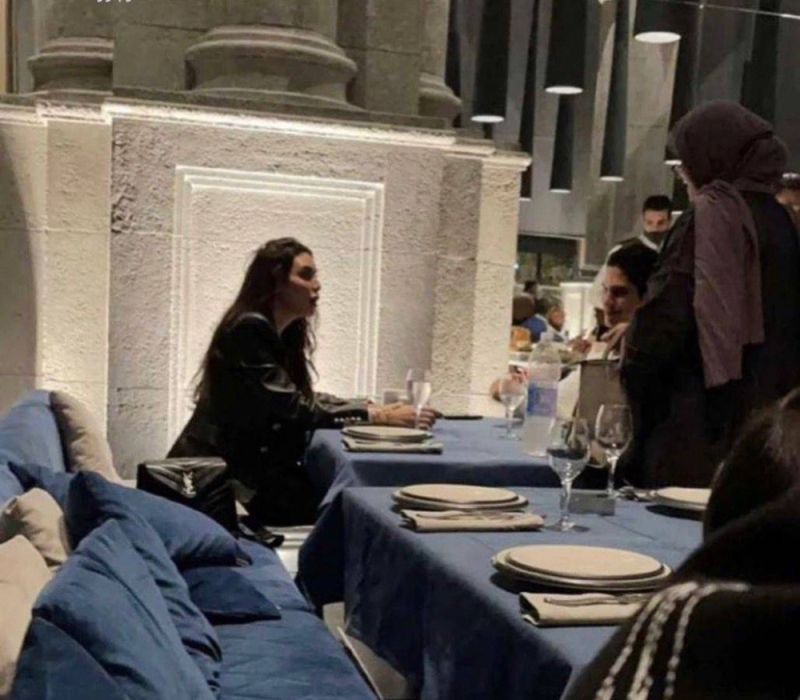 شاهد.. أول صورة مسربة ل"أحمد أبو هشيمة" مع طليقته الفنانة ياسمين صبري داخل مطعم
