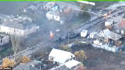 Watch.. Russian soldiers flee in panic from burning tanks after being targeted by Ukrainian missiles, killing and wounding more than 300 soldiers