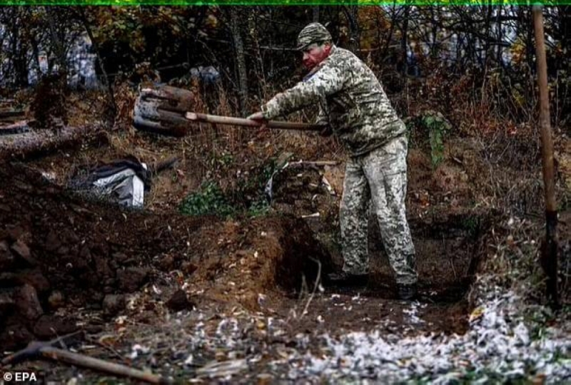 شاهد.. جنود روس يفرون مذعورين من دبابات محترقة بعد استهدافهم بصواريخ أوكرانية ومقتل وإصابة أكثر من 300 جندي