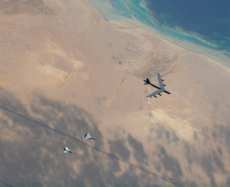 شاهد.. مقاتلات سعودية ترافق القاذفة الأمريكية "بي- 52" أثناء عبورها أجواء المملكة