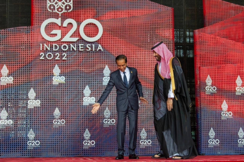 شاهد : لحظة وصول ⁧ولي العهد‬⁩  مقر انعقاد قمة ⁧‫مجموعة العشرين‬⁩ وفي استقباله رئيس إندونيسيا