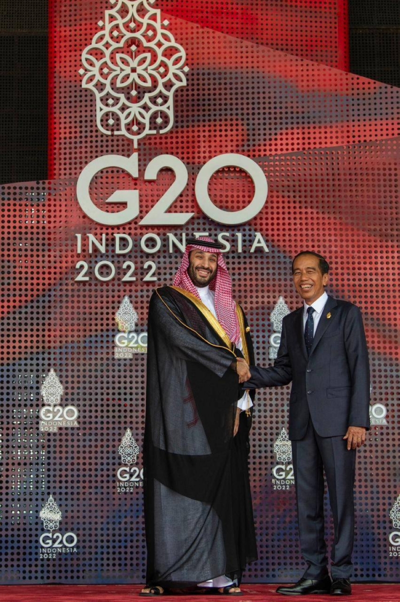 شاهد : لحظة وصول ⁧ولي العهد‬⁩  مقر انعقاد قمة ⁧‫مجموعة العشرين‬⁩ وفي استقباله رئيس إندونيسيا
