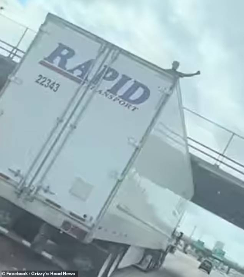 شاهد .. لحظة اصطدام رأس شاب في جسر أثناء رقصه على شاحنة كانت تسير في أمريكا