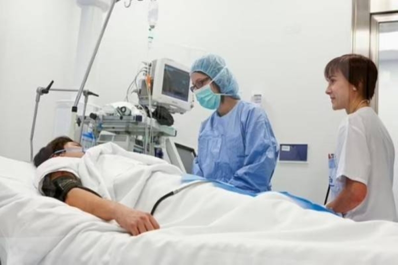 طبيب بريطاني يكشف عن أشياء غريبة يشعر بها المرضى بعد تعرضهم لسكتة قلبية -صور