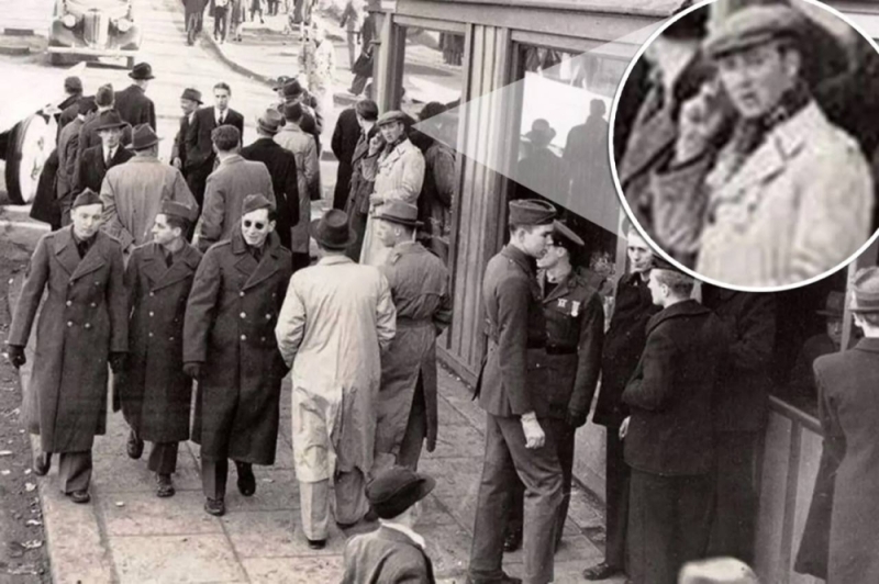 شاهد.. صورة لرجل يبدو أنه يستخدم هاتف محمول خلال الحرب العالمية الثانية يثير جدلا واسعا