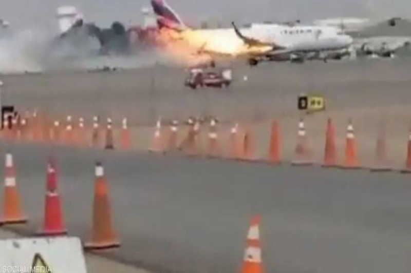 شاهد: اشتعال طائرة ركاب بعد اصطدامها بشاحنة أثناء محاولة إقلاعها