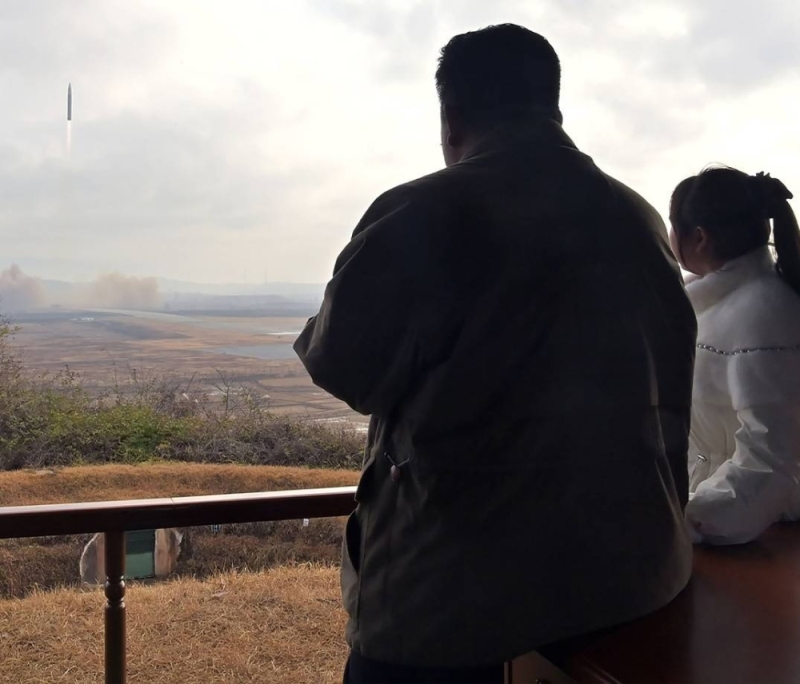 شاهد .. أول ظهور علني لابنة زعيم كوريا الشمالية خلال تجربة إطلاق صاروخ باليستي جديد