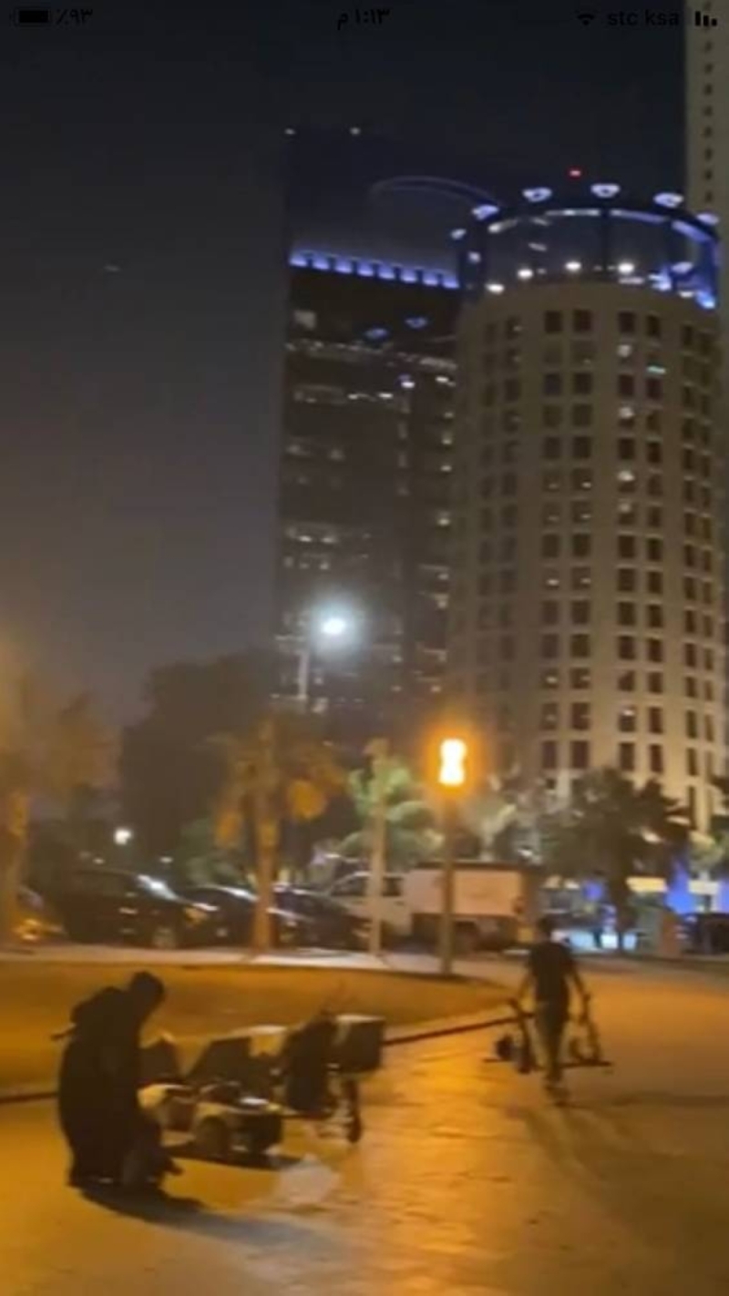 امرأة تدهس شخصا وتسقط بسيارتها في بحر جدة - صور