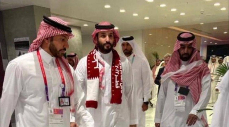 شاهد: ولي العهد يرتدي وشاح المنتخب القطري أثناء مباراة الافتتاح