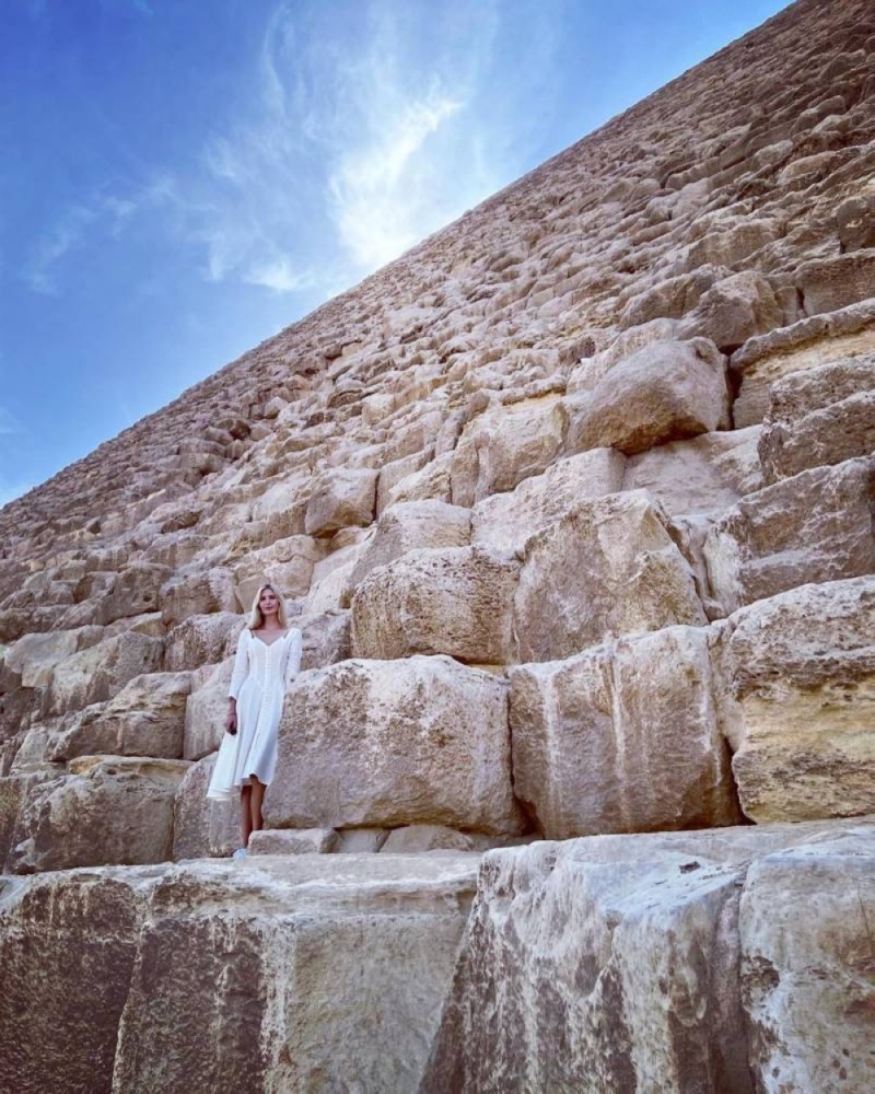 شاهد .. أحدث ظهور لإيفانكا ترامب تزور الأهرامات في مصر برفقة زوجها وأبنائها