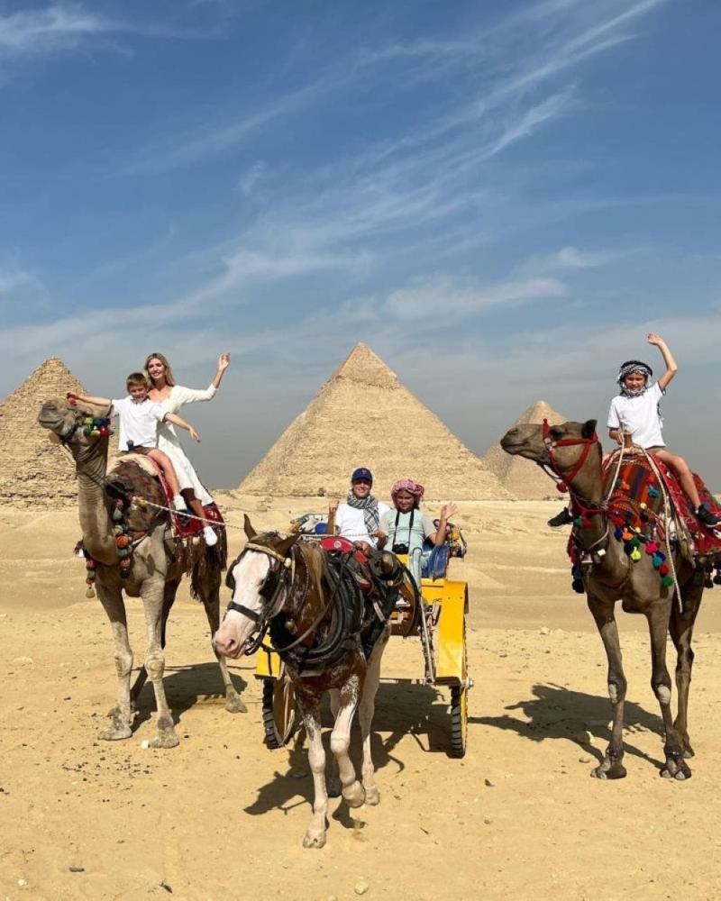 شاهد .. أحدث ظهور لإيفانكا ترامب تزور الأهرامات في مصر برفقة زوجها وأبنائها