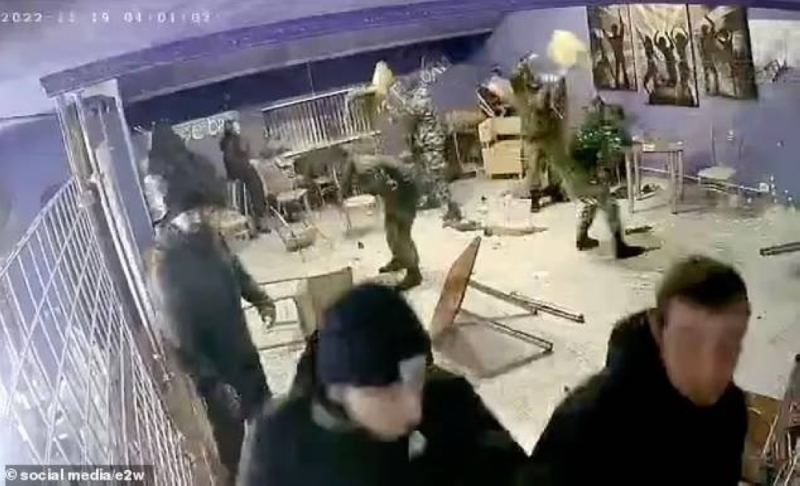 شاهد.. مشاجرة عنيفة بين جنود روس ومدنيين داخل ملهى ليلي قبل الذهاب للحرب في أوكرانيا