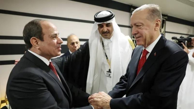 بعد مصافحة كأس العالم .. سياسي تركي يكشف سبب رغبة أردوغان في تحسين علاقته بمصر
