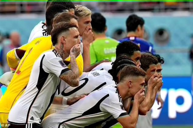 شاهد : لاعبو ألمانيا يغطون أفواههم بأيديهم قبل مباراة اليابان.. والكشف عن السبب