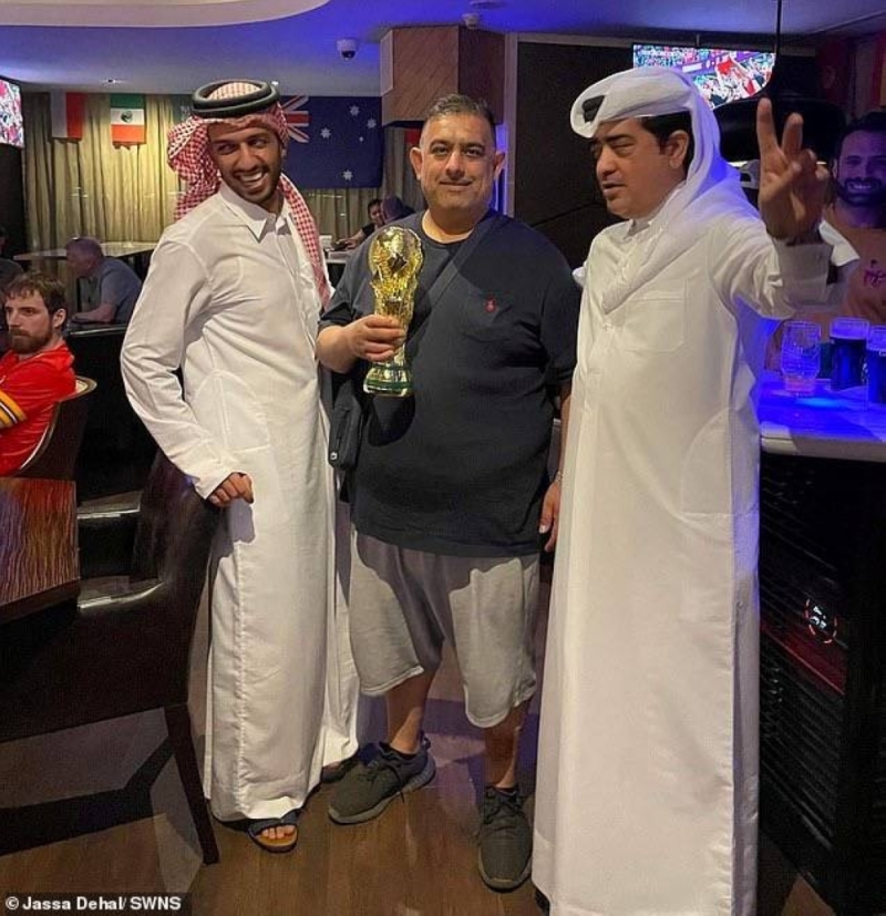 شاهد.. رجل أعمال قطري يستضيف مجموعة من مشجعي إنجلترا في قصره