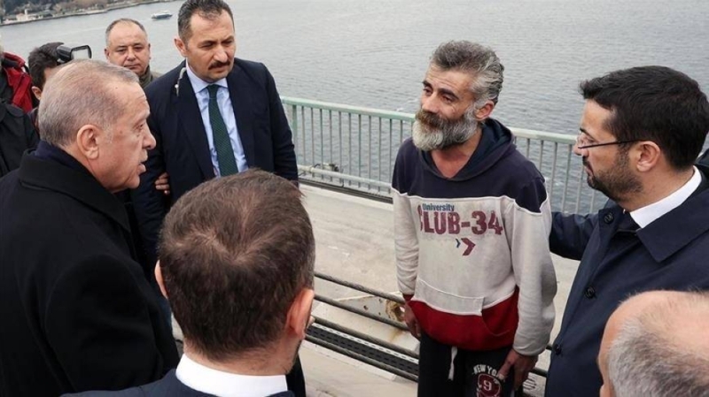 شاهد .. أردوغان يقنع رجلا تركيا بالتراجع عن الانتحار من فوق جسر  بإسطنبول