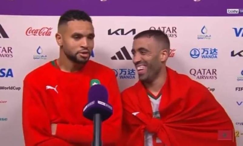 شاهد.. حمد الله ينقذ زميله في منتخب المغرب من موقف محرج على الهواء بعد مباراة بلجيكا