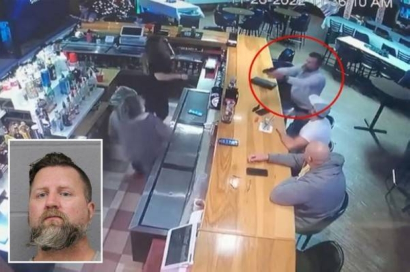 شاهد: محامي أمريكي يحاول إطلاق النار على حبيبته السابقة داخل حانة في تكساس لسبب غريب!