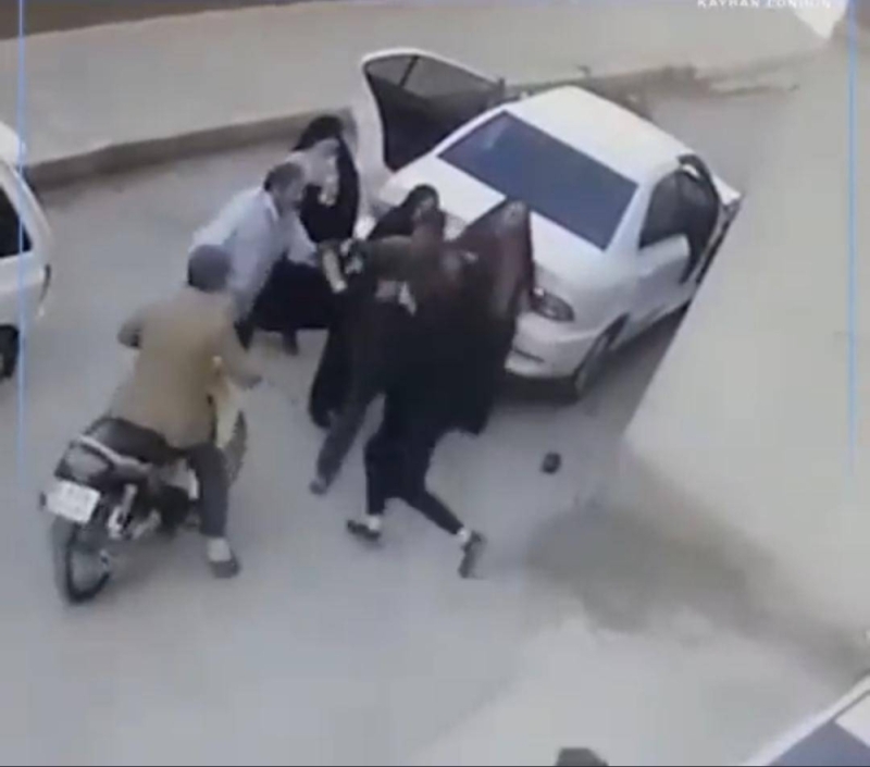 شاهد.. رجل أمن إيراني يضرب فتاة على وجهها بالحذاء.. وردة فعل غير متوقعة منها