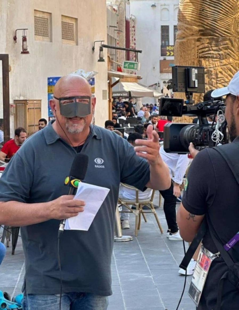 شاهد.. مراسل أجنبي يرتدي "برقع نسائي " أثناء تغطية المباريات في قطر ويثير تفاعلا واسعا