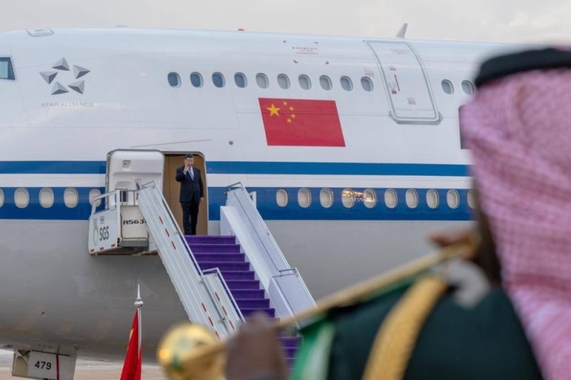 شاهد .. الرئيس الصيني يصل إلى الرياض وأمير منطقة الرياض في مقدمة مستقبليه