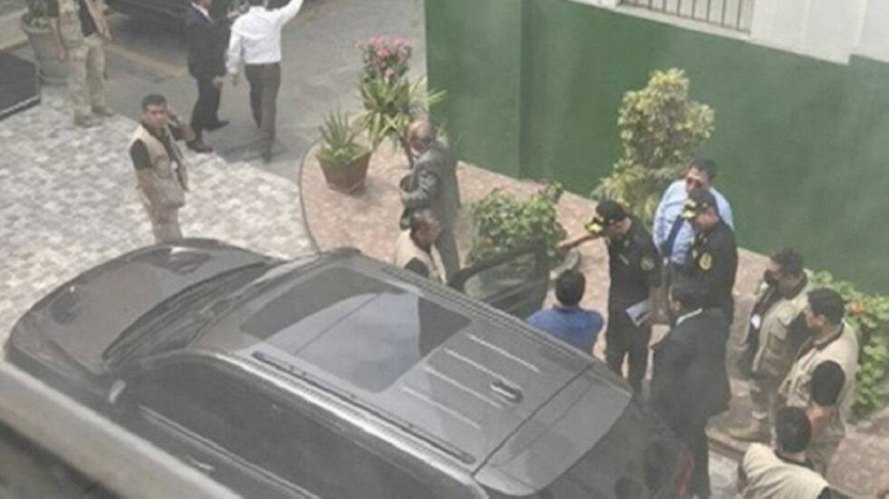 شاهد .. لحظة اعتقال رئيس بيرو بعد ساعات من إعلان عزله