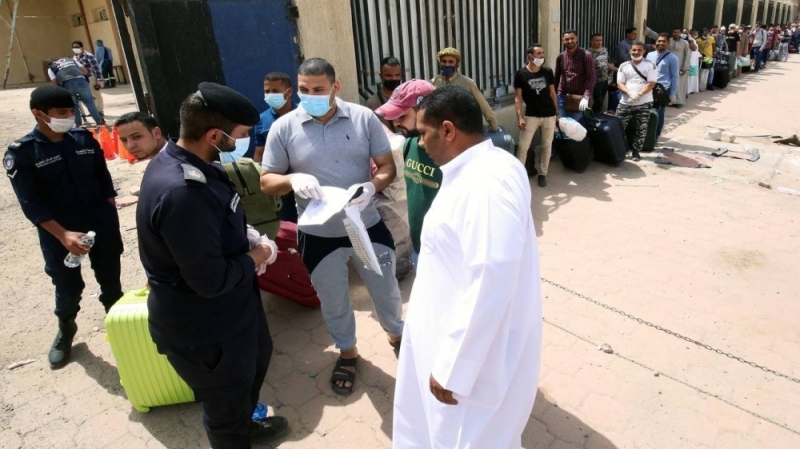 الكويت تتخذ قراراً مفاجئاً بشأن العمالة المصرية