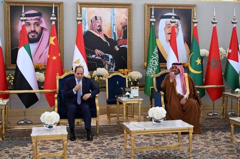 شاهد .. الرئيس المصري يصل إلى الرياض للمشاركة في القمة العربية الصينية
