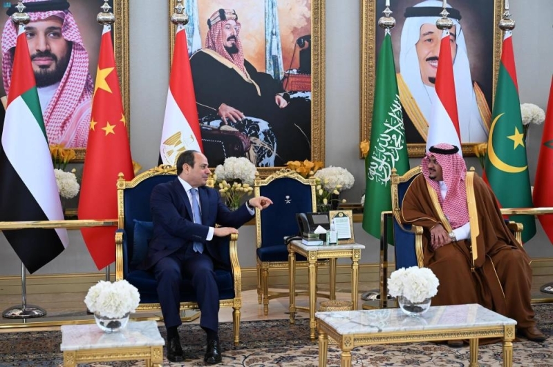شاهد .. الرئيس المصري يصل إلى الرياض للمشاركة في القمة العربية الصينية