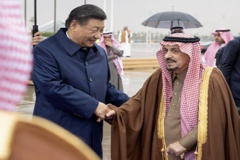 بالصور.. الرئيس الصيني يغادر الرياض وفي مقدمة مودعيه أمير الرياض