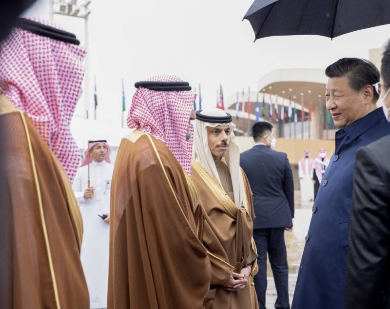 بالصور.. الرئيس الصيني يغادر الرياض وفي مقدمة مودعيه أمير الرياض