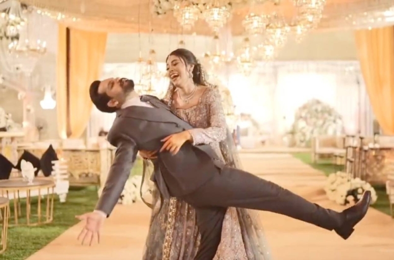 شاهد : عريس باكستاني يحضر مفاجأة «غير متوقعة» لزوجته ليلة زفافهما !