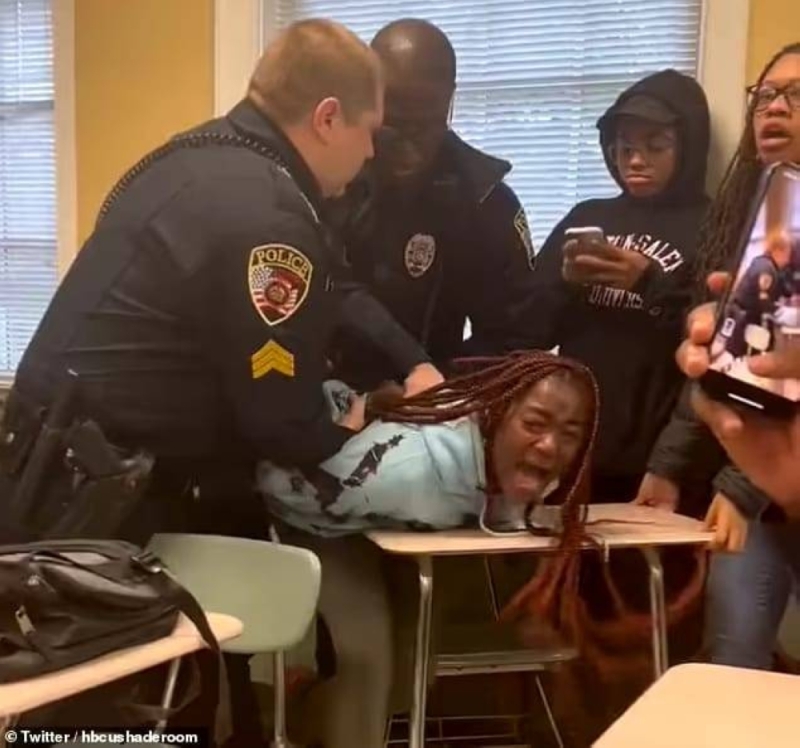 شاهد: الشرطة الأمريكية تعتقل طالبة جامعية وسط زميلاتها لسبب غريب !