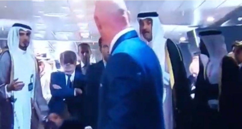 بعدما أثار الجدل .. حقيقة الفيديو المتداول لأمير قطر وماكرون ورئيس الفيفا قبل تكريم الأرجنتين بكأس العالم