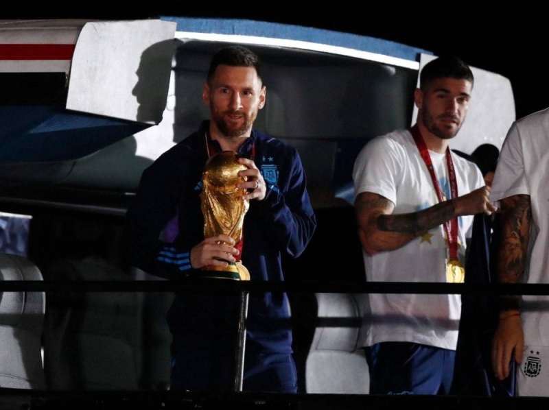 شاهد.. لحظة وصول ميسي إلى العاصمة الأرجنتينية بوينس أيرس حاملا كأس العالم