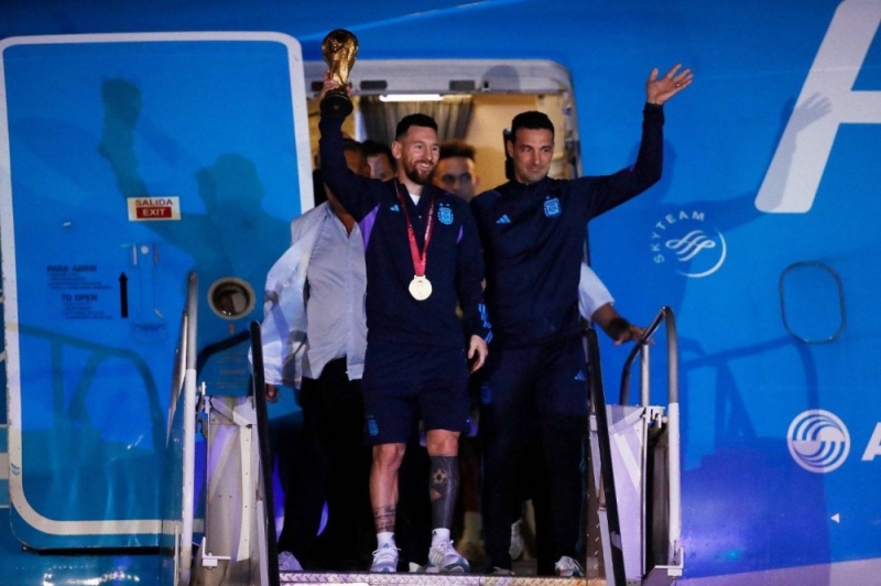 شاهد.. لحظة وصول ميسي إلى العاصمة الأرجنتينية بوينس أيرس حاملا كأس العالم
