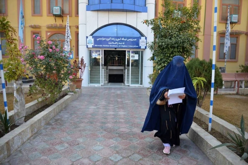 "نطبق الشريعة الإسلامية" .. مسؤول في طالبان يكشف سبب منع الفتيات من حق التعليم الجامعي !