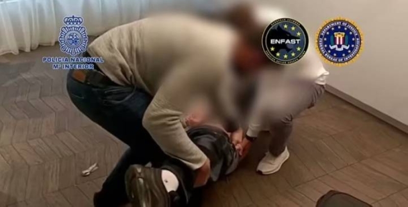 شاهد: لحظة القبض على مروج  للمواد الإباحية للأطفال بعد هروبه من أمريكا إلى إسبانيا