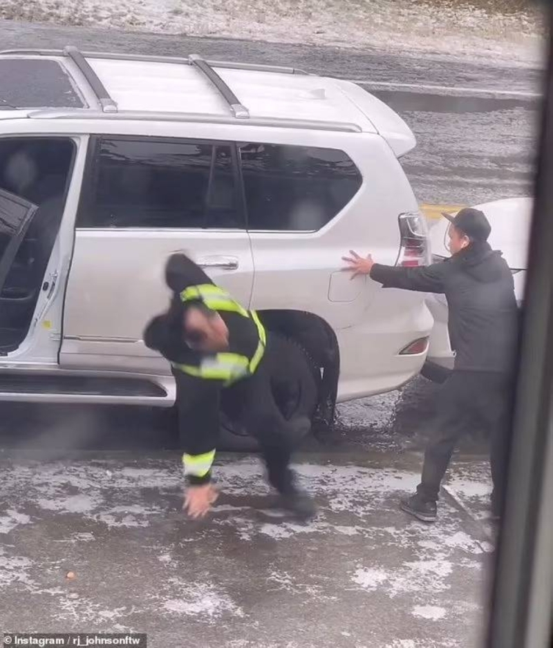 شاهد: سيارة تنزلق على الجليد وتصطدم بأخرى في أمريكا بسبب العاصفة الثلجية