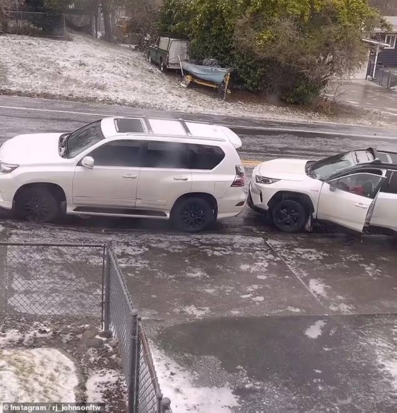 شاهد: سيارة تنزلق على الجليد وتصطدم بأخرى في أمريكا بسبب العاصفة الثلجية