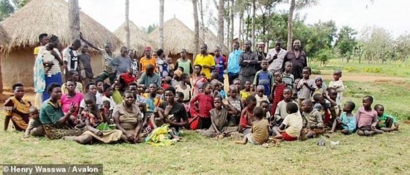 كيف يرضى الرجل بامرأة واحدة؟.. قصة مزارع أوغندي تزوج 12 امرأة وأنجب 102 ولدا و 568 حفيدا