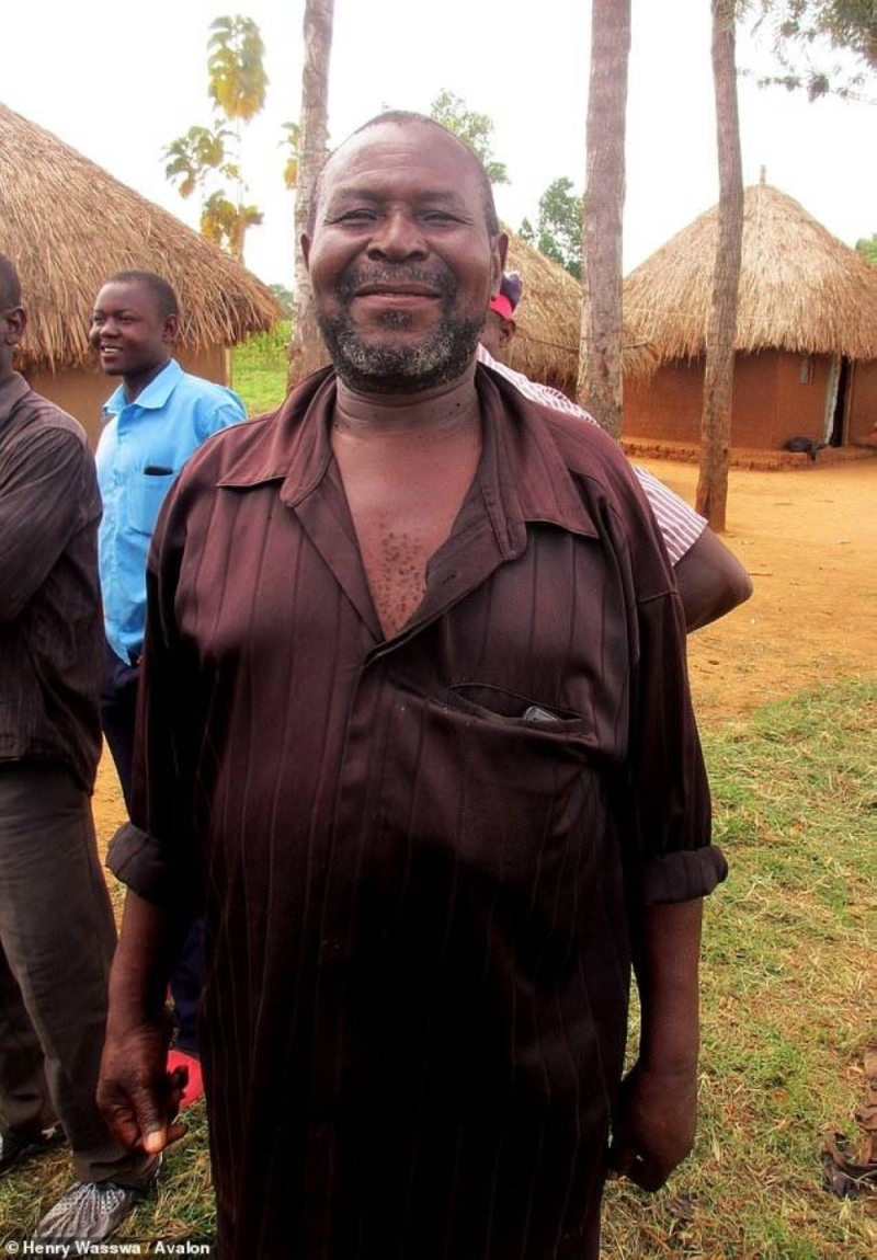 كيف يرضى الرجل بامرأة واحدة؟.. قصة مزارع أوغندي تزوج 12 امرأة وأنجب 102 ولدا و 568 حفيدا