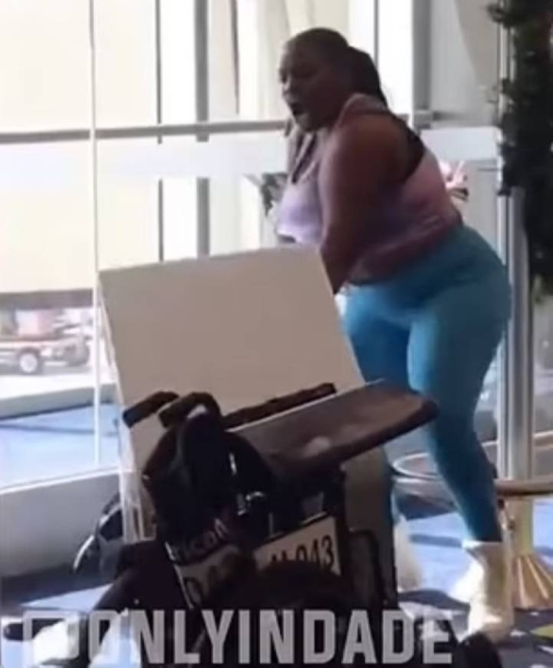 شاهد.. امرأة من أصول أفريقية تعتدي على موظف في مطار ميامي الأمريكي وتحطم محتويات مكتبه