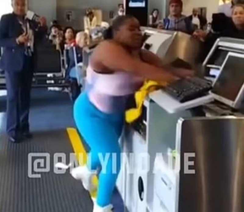 شاهد.. امرأة من أصول أفريقية تعتدي على موظف في مطار ميامي الأمريكي وتحطم محتويات مكتبه