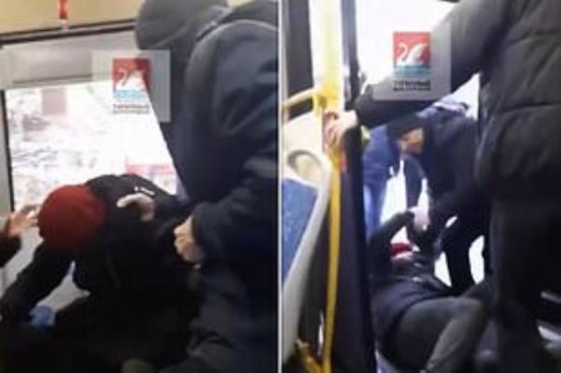 شاهد: راكب يجر امرأة روسية بوحشية ويرميها خارج الحافلة بموسكو بعد انتقادها الحرب في أوكرانيا 